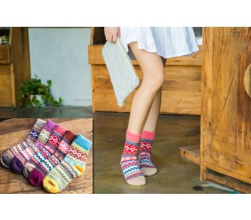 Håndstrikkede uldstrømper i assorterede modeller - alle i farverige mønstre 